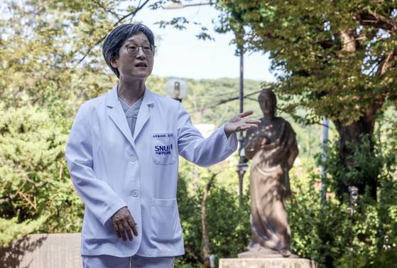 강희경 서울대 의대 교수(전 서울의대-서울대병원 교수비대위원장)가 지난 12일 오후 서울 종로구 서울대 의대 교정 히포크라테스 동상 앞에서 중앙일보와 인터뷰하고 있다. 김성룡 기자