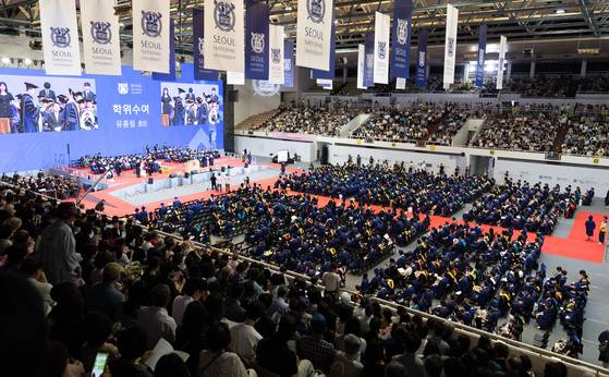지난 28일 서울 관악구 서울대학교 종합체육관에서 열린 제79회 후기 학위수여식에서 유홍림 총장이 학위를 수여하고 있다. 뉴스1