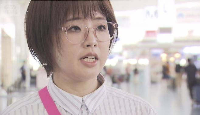 옴진리교 교주 아사하라 쇼코의 딸 마쓰모토 리카가 한국 입국을 거부당한 뒤 현지 매체와 인터뷰하고 있다./사진= 아베마(ABEMA)뉴스 화면 캡처