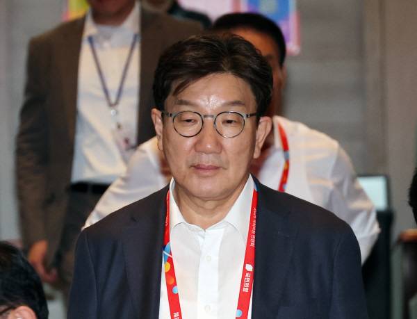 국민의힘 권성동 의원이 지난 28일 인천국제공항공사 항공교육원에서 열린 2025 국민의힘 국회의원 연찬회에 참석한 모습. 연합뉴스