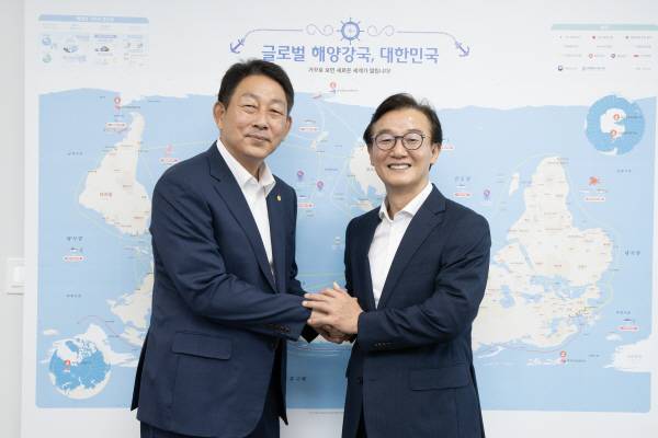 전재수 해양수산부 장관(오른쪽)과 김상식 전국항운노동조합연맹 위원장. 해수부 제공