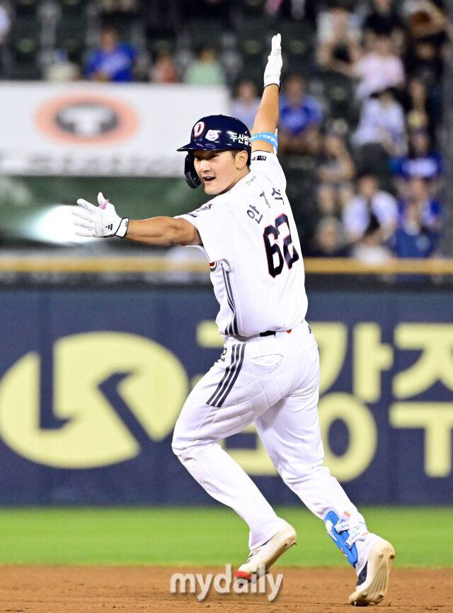 2025년 8월 28일 오후 서울 잠실구장에서 열린 '2025 신한 SOL뱅크 KBO 리그' 삼성 라이온즈와 두산 베어스의 경기두산 안재석이 연장 10회말 2사 1.2루서 끝내기 안타를 치며 7-6으로 승리한 뒤 기뻐하고 있다./잠실=유진형 기자