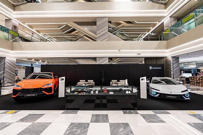 대구 신세계백화점 1층에서 열린 ‘시티투어 in 대구’ 팝업 전시회에 전시된 람보르기니 ‘우루스 SE’와 ‘테메라리오’ 사진=람보르기니 서울 제공