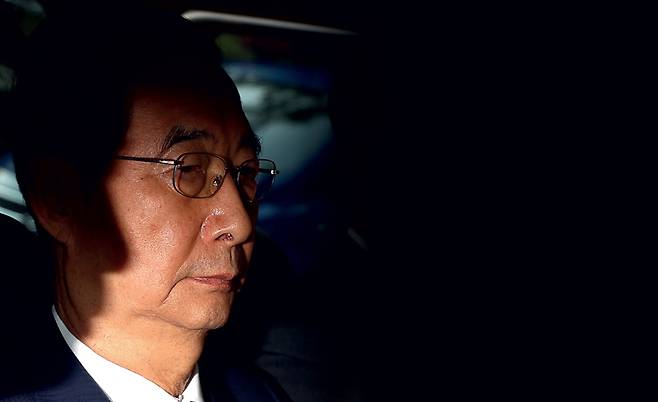 윤석열 전 대통령의 내란 행위 방조 혐의를 받는 한덕수 전 국무총리가 8월27일 구속 전 피의자 심문(영장실질심사)을 마친 뒤 서울중앙지법 청사를 나와 차량에 탑승해 있다. ⓒ연합뉴스