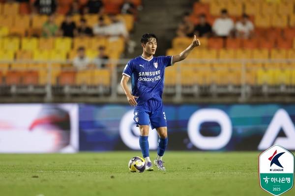 수원삼성 강성진이 30일 성남FC와의 경기에서 득점 후 선수들을 독려하고 있다. 2025.8.30 /한국프로축구연맹 제공