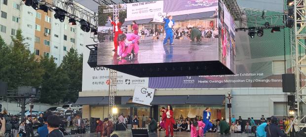 29일 오후 6시 광주비엔날레 광장 특설무대에서 열린 2025광주디자인비엔날레 개막식이 열린 가운데 주제공연이 펼쳐졌다.