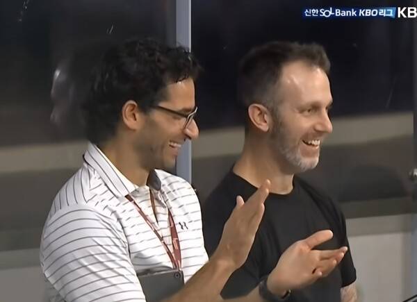 28일 고척돔을 찾은 메이저리그 스카우트가 정우주의 탈삼진쇼에 환호하며 박수를 보내고 있다. 캡쳐 | KBSN 중계화면