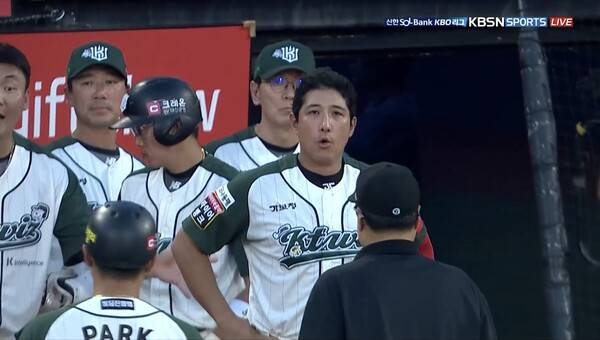 항의하는 황재균(사진=KBSN 방송화면 캡쳐)