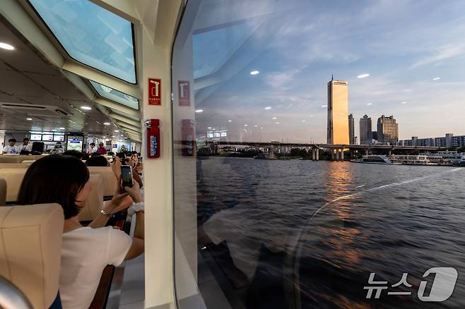 한강버스에서 바라본 여의도(서울관광재단 제공)