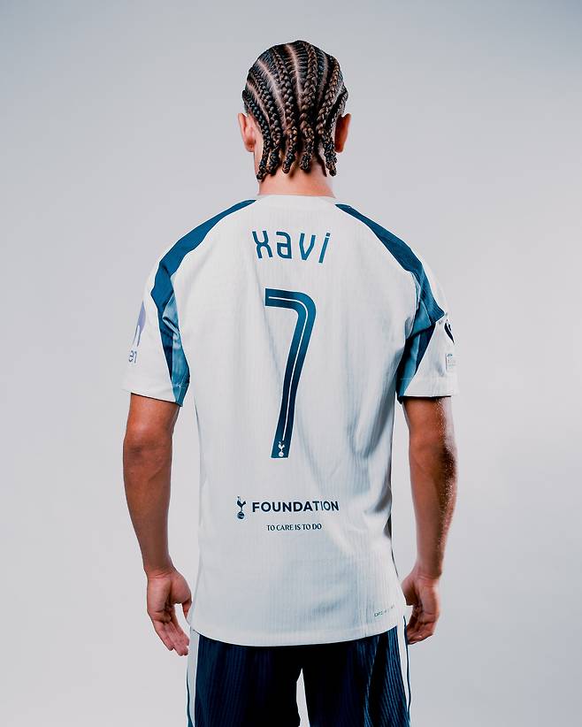 토트넘 홋스퍼의 새로운 7번 사비 시몬스. (토트넘 SNS 캡처)