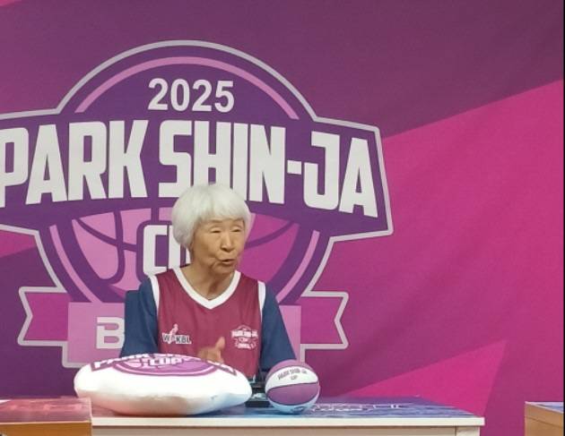 기자회견을 하고 있는 박신자 여사. 부산=최만식 기자