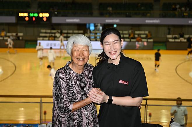친조카 박정은 BNK 감독과 박신자 여사. 사진제공=WKBL
