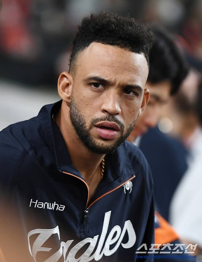 29일 대전 한화생명볼파크에서 열린 삼성-한화전. 부상으로 빠진 리베라토가 더그아웃에서 경기를 지켜보고 있다. 대전=정재근 기자 cjg@sportschosun.com/2025.8.29/