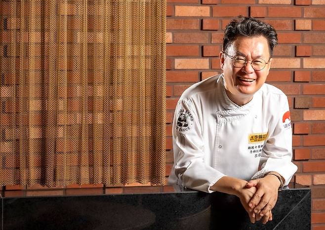 셰프 중에서 드물게 잘 웃는 편인 여경래 셰프는 “거울에 비친 험악한 내 얼굴에 놀라 인상을 고치려고 하루 수백 번 웃는 연습을 했다”고 했다. /이신영 영상미디어 기자