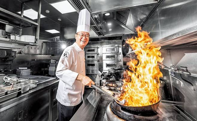 여경래 셰프는 “본래 ‘칼판’(재료 손질 담당) 출신이지만, 방송에서 ‘불판’(웍으로 음식을 만드는 파트)만 나오는 걸 보고 웍 다루는 법을 배웠다”며 “칼판과 불판 양쪽을 알았기 때문에 중식의 세계를 더 잘 알 수 있었다”고 했다. /이신영 영상미디어 기자