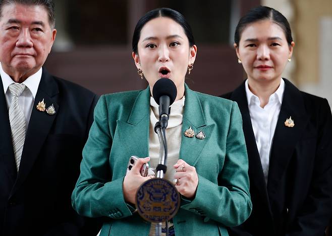 ์ง๋ 7์ ํ๊ตญ ๋ฐฉ์ฝ ์ ๋ถ์ฒญ์ฌ์์ ํจํตํ ์น๋์ ์ด๋ฆฌ๊ฐ ํ๋ฒ์ฌํ์์ ์ง๋ฌด ์ ์ง ๊ฒฐ์ ์ดํ ๊ธฐ์ํ๊ฒฌ์ ๊ฐ๊ณ ์๋ค. /EPA ์ฐํฉ๋ด์ค