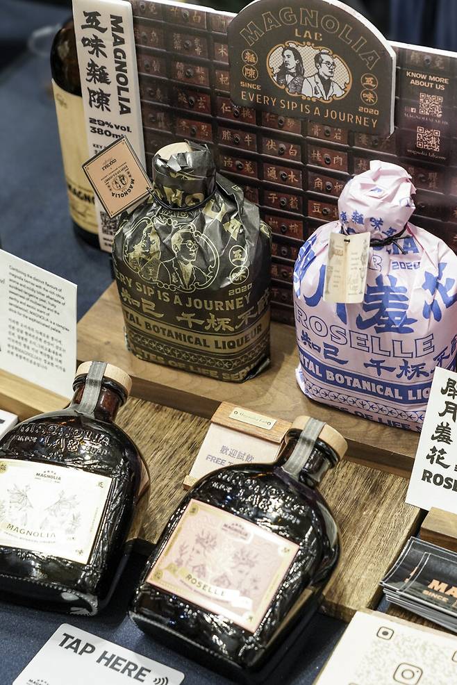 오미자 등 여러 한약재가 들어간 데니스 막의 술은 동양적인 패키징이 돋보인다. 홍콩관광청 제공