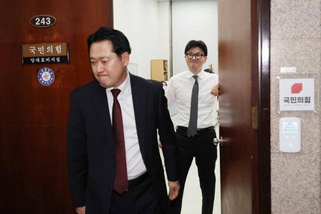 2024년 12월 11일 장동혁 국민의힘 의원이 국회 국민의힘 당대표실을 나서고 있다. 뒤쪽은 한동훈 전 대표. 연합뉴스