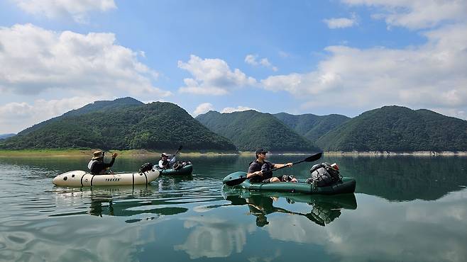팩래프트를 즐기는 동호회 회원들. 백패킹 장비까지 싣고 무인도에 들어가면 아무런 간섭 없이 나만의 백패킹 장소가 된다. 김종호 기자