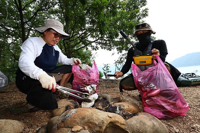 쓰줍데이(쓰레기줍기하는 날)를 함께하는 팩래프트 동호회 회원들. 김종호 기자