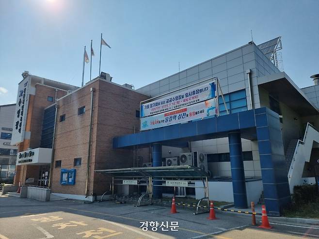 강릉시 공공수영장인 아레나수영장이 지난 8월 25일 극심한 가뭄으로 휴장한다는 현수막을 내걸고 휴장에 들어갔다. 이호준 기자