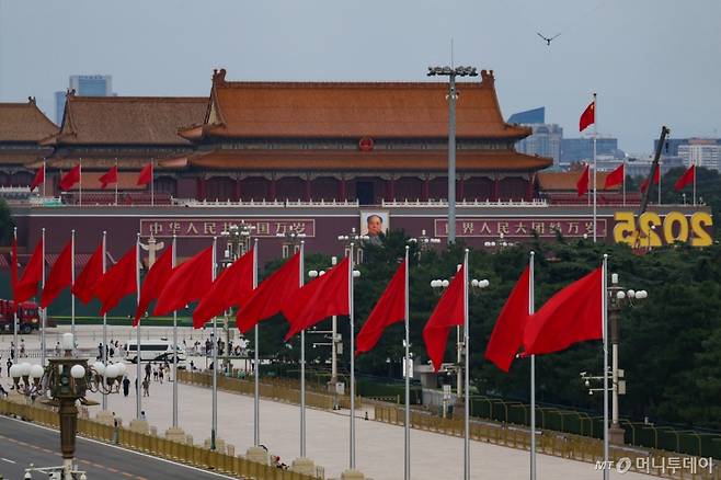 (베이징 로이터=뉴스1) 김지완 기자 = 26일 중국 베이징 천안문 광장에서 깃발이 펄럭이고 있다. 천안문 광장에서는 다음달 3일 항일전쟁 및 세계 반파시스트 전쟁(제2차 세계대전) 승리 80주년 기념 열병식이 열릴 예정이다. 2025.08.26 ⓒ 로이터=뉴스1 Copyright (C) 뉴스1. All rights reserved. 무단 전재 및 재배포, AI학습 이용 금지. /사진=(베이징 로이터=뉴스1) 김지완 기자