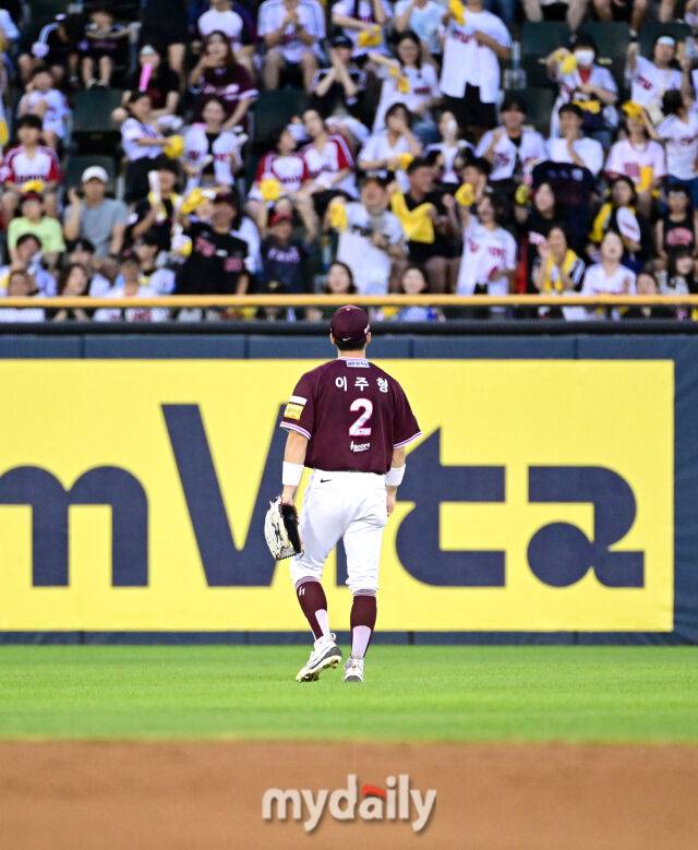 2025년 8월 30일 오후 서울 잠실구장에서 열린 '2025 신한 SOL뱅크 KBO 리그' 키움 히어로즈와 LG 트윈스의 경기키움 중견수 이주형이 3회말 무사 2.3루서 LG 오스틴의 타구 때 판단 미스로 안타를 허용한 뒤 아쉬워하고 있다./잠실=유진형 기자