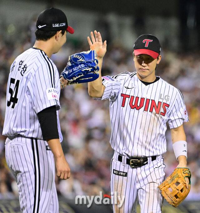 2025년 8월 30일 오후 서울 잠실구장에서 열린 '2025 신한 SOL뱅크 KBO 리그' 키움 히어로즈와 LG 트윈스의 경기LG 3루수 구본혁이 8회초 2사 1.3루서 키움 여동욱의 안타성 타구를 처리한 뒤 유영찬의 축하를 받고 있다./잠실=유진형 기자