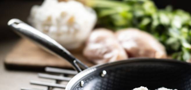 포화지방이 많은 돼지기름(라드)은 상온에서 고체상태를 유지한다. 녹는점이 30~40도 정도로 기온이 높은 여름에는 묽어지고 겨울에는 딱딱하게 굳는다. 게티이미지