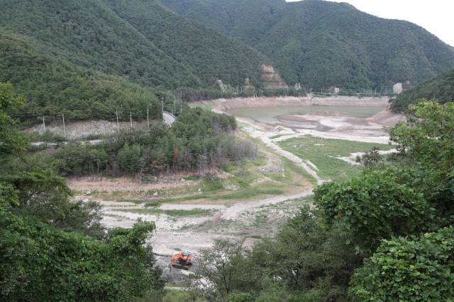 지역 87%의 생활용수를 공급하는 상수원 강릉 오봉저수지가 바짝 말라 있다. 연합뉴스