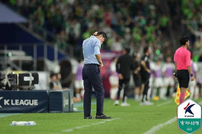 신태용 울산HD 감독이 30일 오후 7시 울산문수축구경기장에서 열린 하나은행 K리그1 28라운드 경기 중 고개를 숙이고 있다. /사진=한국프로축구연맹 제공