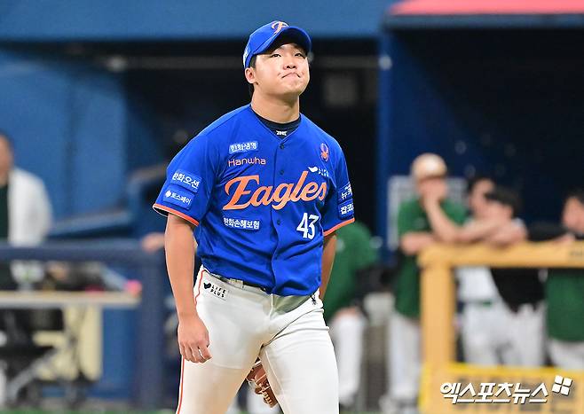 28일 오후 서울 구로구 고척스카이돔에서 열린 '2025 신한 SOL Bank KBO리그' 한화 이글스와 키움 히어로즈의 경기, 7회말 수비를 마친 한화 정우주가 더그아웃으로 향하고 있다. 엑스포츠뉴스 고척, 김한준 기자