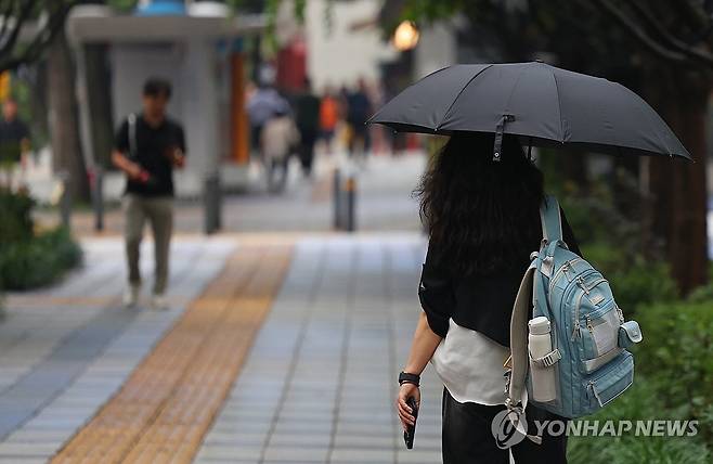우산이 필요한 날 (서울=연합뉴스) 김도훈 기자 = 26일 서울 종로구 세종로의 한 인도에서 우산을 든 시민이 길을 지나고 있다.
기상청은 26일 전국이 대체로 흐리고 오후까지 대부분 지역에 비가 내릴 것으로 예보했다. 2025.8.26 superdoo82@yna.co.kr