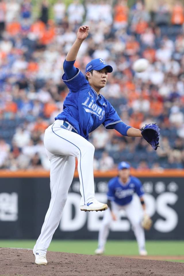 삼성 라이온즈의 원태인이 31일 대전에서 열린 한화 이글스와의 경기에 선발 등판해 역투하고 있다. 삼성 제공