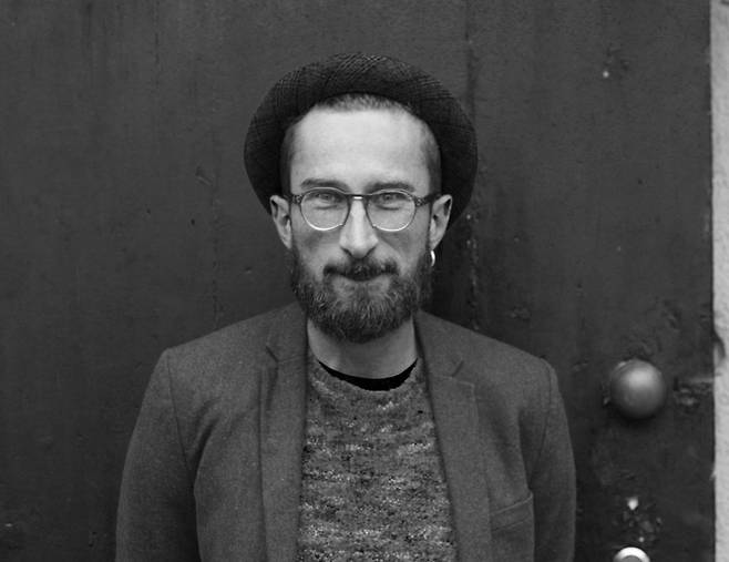 이탈리아 예술가 쥬세뻬 비탈레<사진>의 그림책 ‘오! 브레멘’ 출간 기념 사인회가 오는 14일 포항 대형 베이커리 카페 ‘오브레멘’에서 열린다.