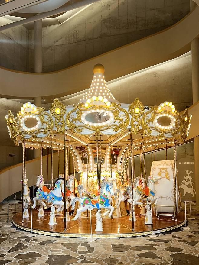 방문자들에게 포토존으로 인기를 모으고 있는 카페 오브레멘의 회전목마.