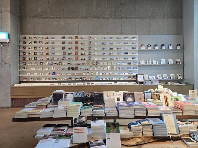 카페 오브레멘 내부에는 다양한 엽서와 책들이 전시돼 있어 방문객들에게 특별한 추억을 선사하며, 공간은 독특한 분위기로 가득한 특별한 장소로 꾸며져 있다.