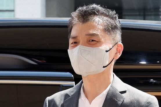 SM엔터테인먼트 시세조종 공모 의혹을 받는 카카오 창업자 김범수 경영쇄신위원장이 8월 29일 오후 서울 양천구 서울남부지법에서 열린 1심 결심공판에 출석하고 있다.(사진=연합뉴스)