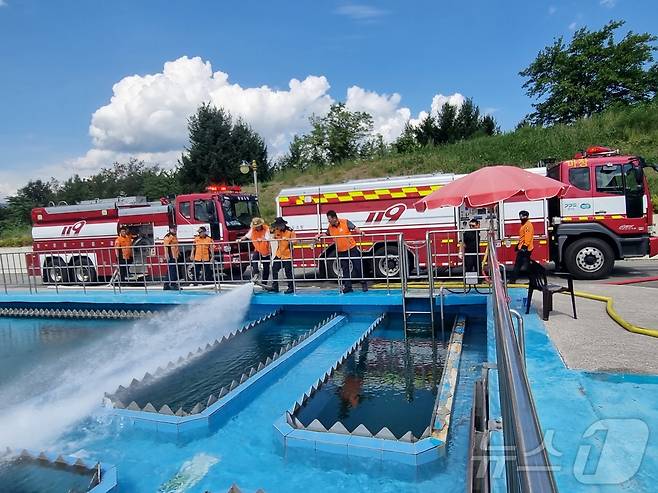 31일 강원 강릉 홍제정수장에 전국에서 온 소방 물탱크차들이 물을 채워넣고 있다.(강원소방본부 제공, 재판매 및 DB금지) 2025.8.31/뉴스1 ⓒ News1 한귀섭 기자