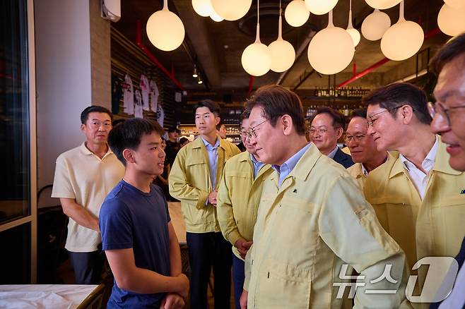 이재명 대통령이 30일 강원 강릉시 경포대 인근 음식점을 찾아 가뭄으로 인한 피해 상황을 청취하고 있다. (대통령실 제공. 재판매 및 DB 금지) 2025.8.30/뉴스1 ⓒ News1 이재명 기자