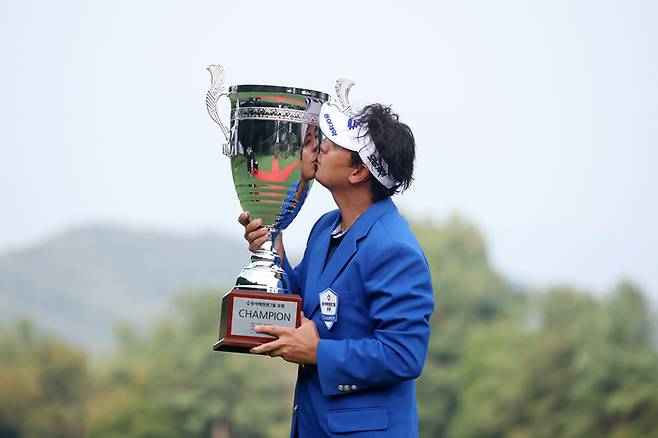 박상현이 8월31일 강남300CC에서 열린 KPGA투어 동아회원권그룹 오픈에서 투어 통산 13승이자 생애 통산 15승째를 따낸 뒤 트로피에 입맞추고 있다. 사진 | KPGA
