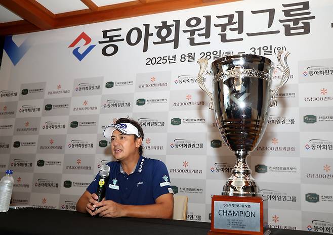 박상현이 8월31일 강남300CC에서 열린 KPGA투어 동아회원권그룹 오픈에서 투어 우승한 뒤 기자회견을 하고 있다. 사진 | KPGA
