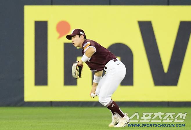 30일 잠실구장에서 열린 LG와 키움의 경기. 3회 무사 2, 3루. LG 오스틴이 1타점 적시타를 날렸다. 해 질 무렵 외야 뜬볼 타구를 아쉽게 놓친 키움 중견수 이주형. 잠실=송정헌 기자songs@sportschosun.com/2025.08.30/
