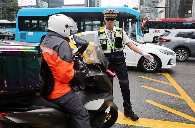 경찰이 서울 강남구 강남역 사거리에서 이륜차 무질서 운행을 단속하고 있다. 연합뉴스