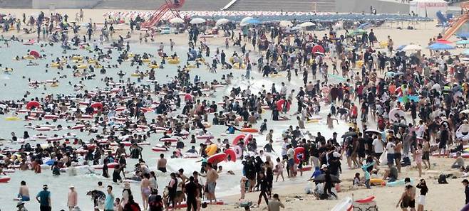 여름 피서 절정기인 이달 3일 부산 해운대구 해운대해수욕장에 몰린 피서객들이 물놀이를 즐기고 있다.ⓒ뉴시스