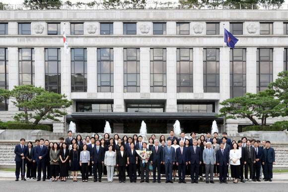 김정원 헌법재판소 사무처장이 8월 29일 서울 종로구 헌법재판소에서 퇴임식을 한 뒤 김상환 헌법재판소장 등 재판관들, 직원들과 기념 촬영을 하고 있다. 헌법재판소 제공