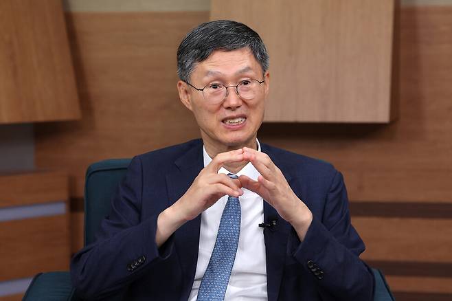 문형배 전 헌법재판소장 권한대행이 29일 서울 마포구 한겨레신문사에서 인터뷰하고 있다. 정용일 선임기자 yongil@hani.co.kr