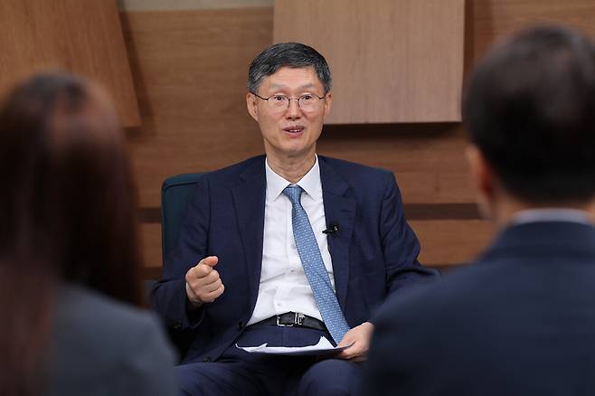 문형배 전 헌법재판소장 권한대행이 29일 서울 마포구 한겨레신문사에서 인터뷰하고 있다. 정용일 선임기자 yongil@hani.co.kr