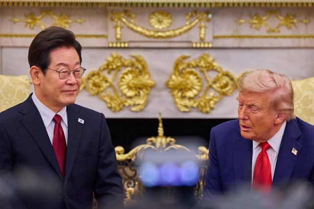 이재명 대통령과 도널드 트럼프 미국 대통령이 25일 미국 워싱턴DC 백악관에서 한미 정상회담을 하고 있다. 워싱턴DC=사진공동취재단