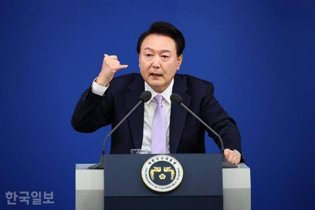 윤석열 전 대통령이 지난해 11월 7일 서울 용산 대통령실 청사 브리핑실에서 대국민담화 및 기자회견 중 명태균씨와의 전화통화에 대해 설명하고 있다. 왕태석 선임기자